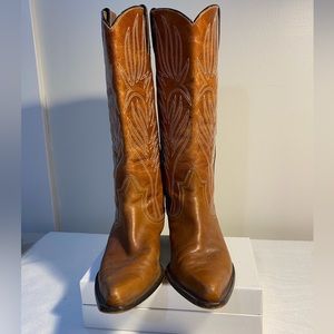 Lonestar boots . Light brown ,size 6.5. Good condition.